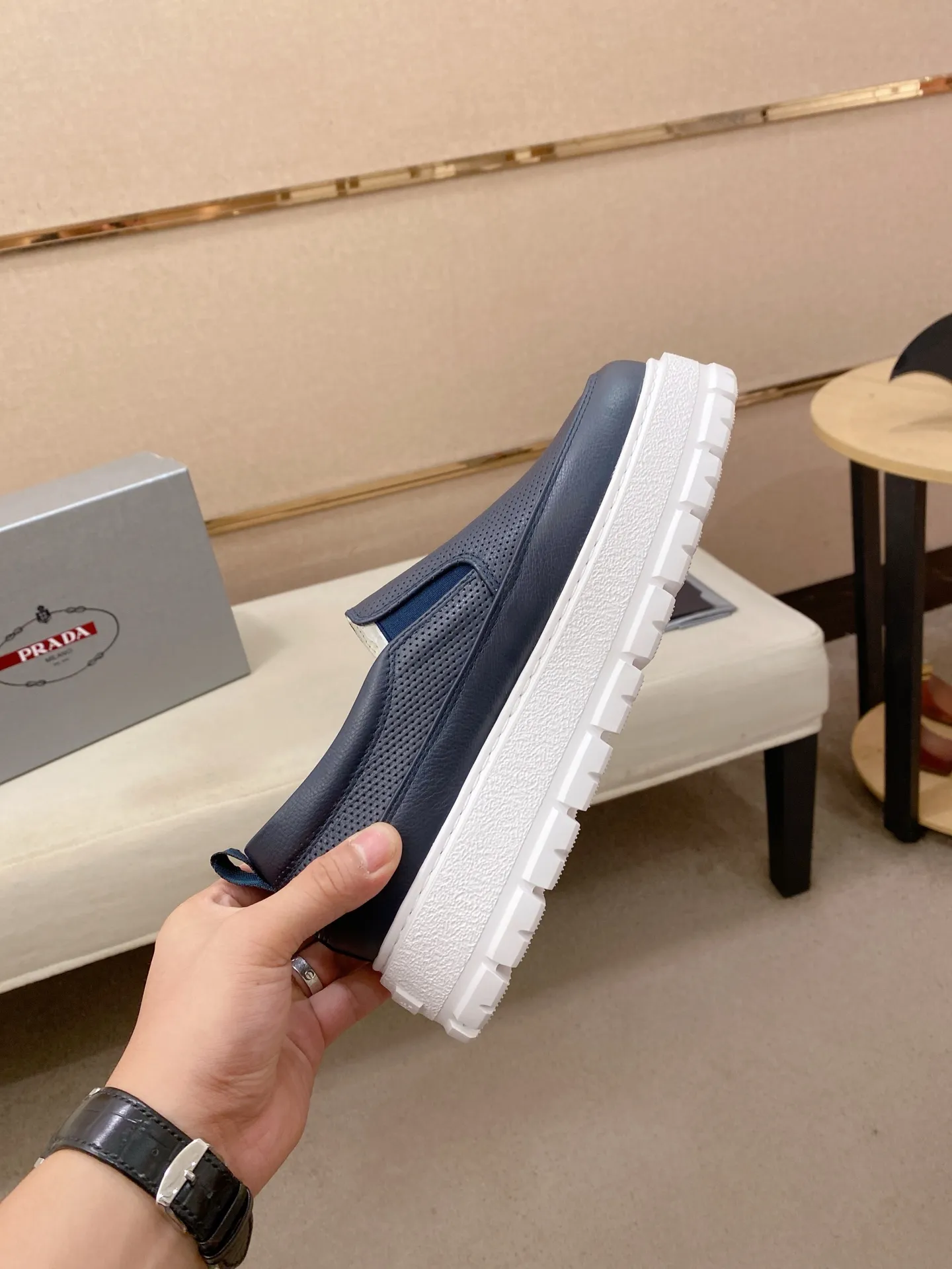 Men's shoes 💰 580💰 ✔️✔️✔️High version High-quality new PRADA (Prada) counters are launched simultaneously, new men's shoes, 😘fabrics are selected from first-layer cowhide fabrics. Lining: Imported cowhide leather lining. 👍🏿High-end☄️Open-molded non-slip rubber outsole, exquisite lines, simple and elegant, comfortable and high-end for leisure travel. Code number: 38 to 45